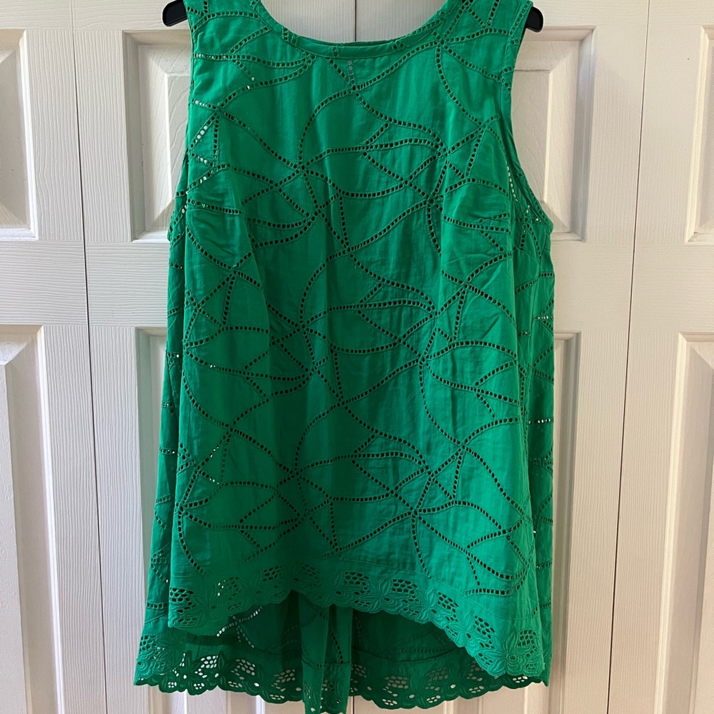 Beautiful green top!